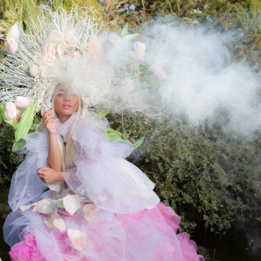 Peri masalı fantezi tarzındaki seksi Asyalı kız..