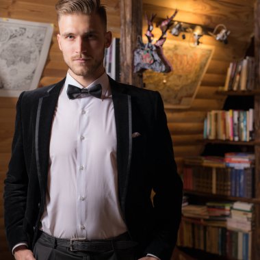 Evin içinde yakışıklı, zarif bir adam var..