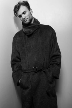 Yakışıklı, genç, zarif bir stüdyo resmi..