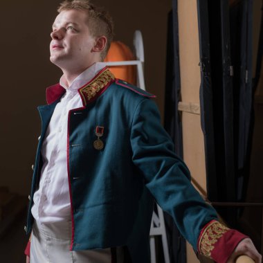 Aktör eski tiyatro Ardiles tarihi Kostüm giymiş.