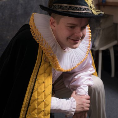 Aktör eski tiyatro Ardiles tarihi Kostüm giymiş.