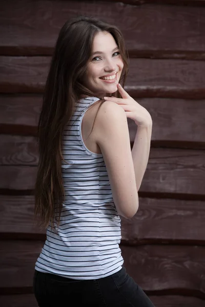 Πορτρέτο της όμορφης νεαρής κοπέλας σε ξύλινο φόντο. — Φωτογραφία Αρχείου