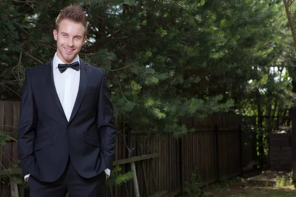 Jovem elegante bonito homem posando fora . — Fotografia de Stock