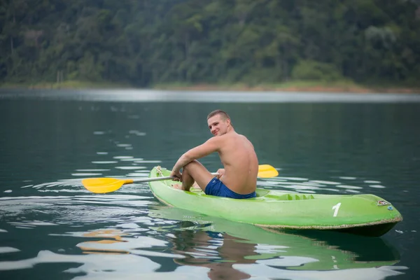 Jeune homme de sport fait du kayak dans le lac . — Photo