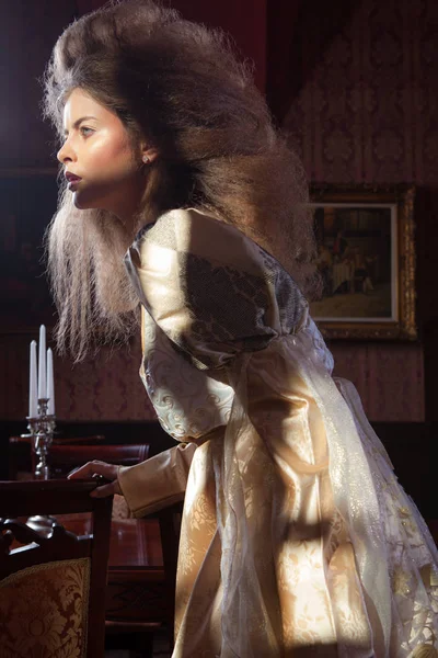 Modelo de moda estilizada victoriana en interior antiguo . — Foto de Stock