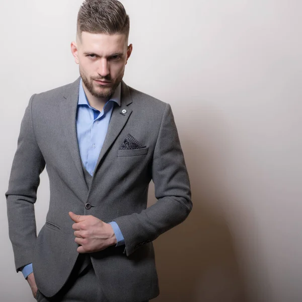 Schöner junger eleganter Mann Studioporträt. — Stockfoto