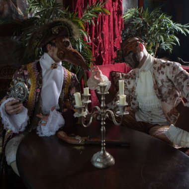 Oyuncular buhar punk maskeleri ve antika kostüm kapalı.