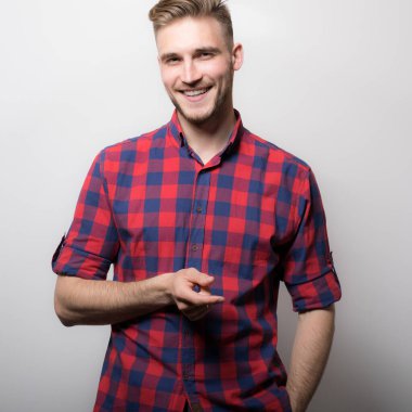 Yakışıklı, genç, zarif bir stüdyo resmi..