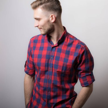 Yakışıklı, genç, zarif bir stüdyo resmi..