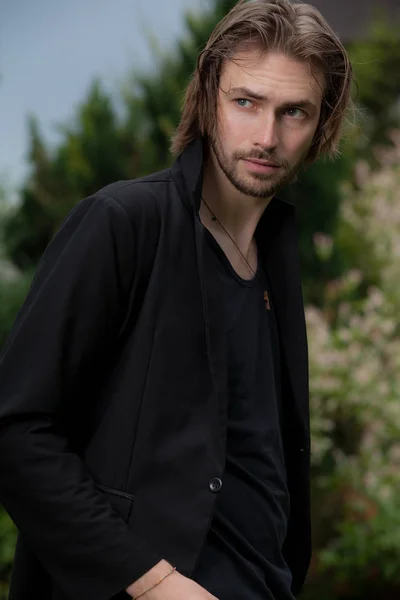 Young elegant handsome man posing outside. — Stock Photo, Image