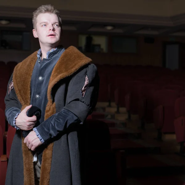 Acteur habillé costume historique à l'intérieur du vieux théâtre . — Photo