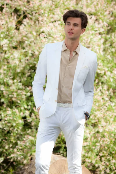 Young elegant handsome man posing outside. — Stock Photo, Image