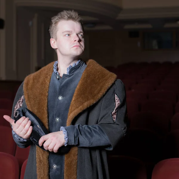 Skådespelare klädda historiska dräkt i inre av gamla teatern. — Stockfoto