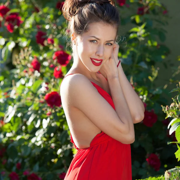 Retrato de una hermosa joven en el jardín de verano . — Foto de Stock