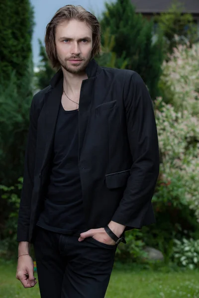 Young elegant handsome man posing outside. — Stock Photo, Image