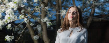 Yaz bahçesindeki güzel genç kızın portresi..