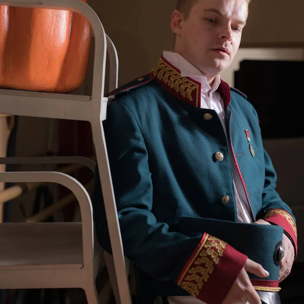 Actor dressed historical costume in interior of old theater. — Stock Photo, Image