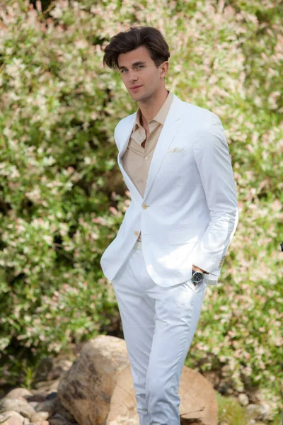 Joven elegante hombre guapo posando fuera . —  Fotos de Stock
