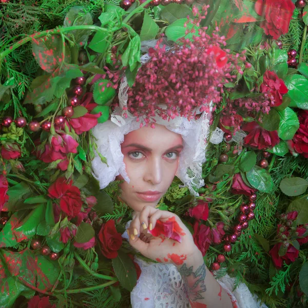 Portrait féminin dans la stylisation de conte de fées entouré de fleurs naturelles . — Photo