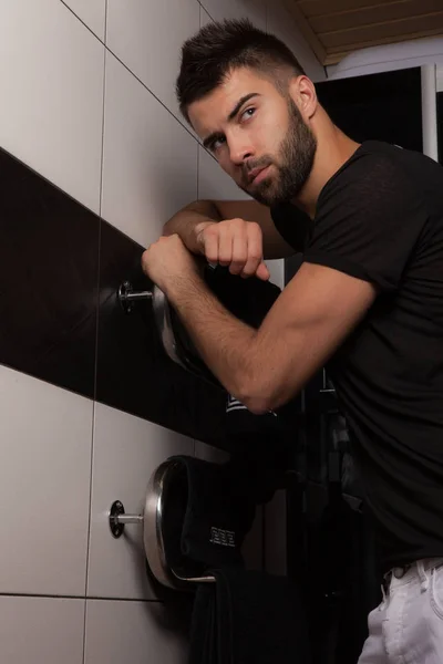 Bonito jovem homem elegante no interior da casa . — Fotografia de Stock