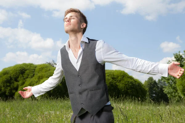 Junge elegante hübsche Mann posiert außerhalb. — Stockfoto