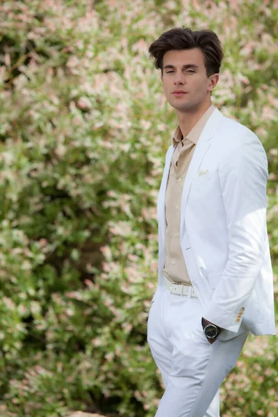 Jovem elegante bonito homem posando fora . — Fotografia de Stock