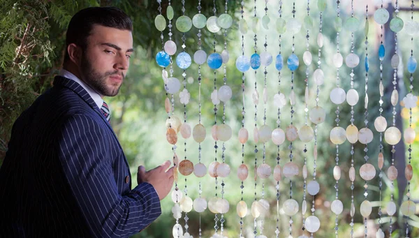 Junge elegante hübsche Mann posiert außerhalb. — Stockfoto