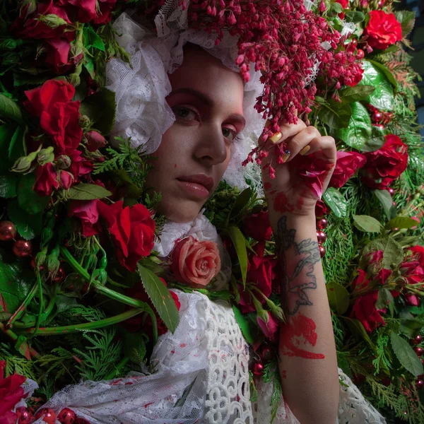 Portrait féminin dans la stylisation de conte de fées entouré de fleurs naturelles . — Photo