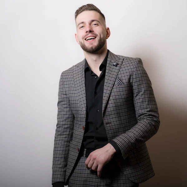 Guapo joven elegante hombre estudio retrato . — Foto de Stock