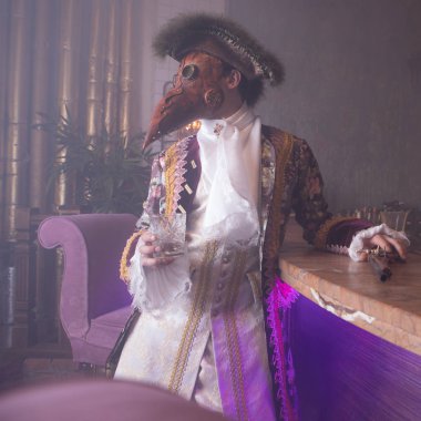 Oyuncular buhar punk maskeleri ve antika kostüm kapalı.