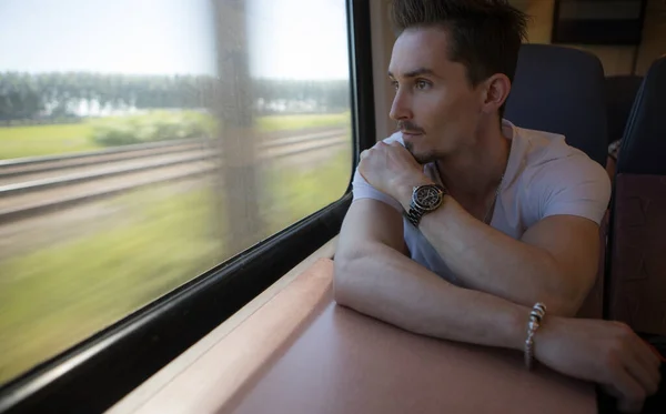 Jeune homme beau prend un train . — Photo