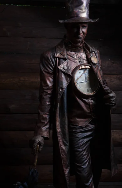 Personaje mágico estilizado del reparador de relojes de bronce de cuento de hadas . —  Fotos de Stock