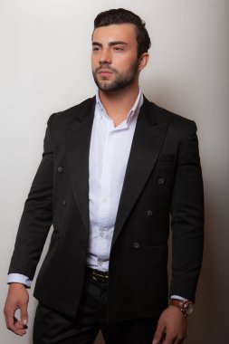 Yakışıklı, genç, zarif bir stüdyo resmi..