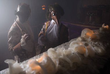 Oyuncular buhar punk maskeleri ve antika kostüm kapalı.