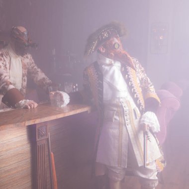 Oyuncular buhar punk maskeleri ve antika kostüm kapalı.