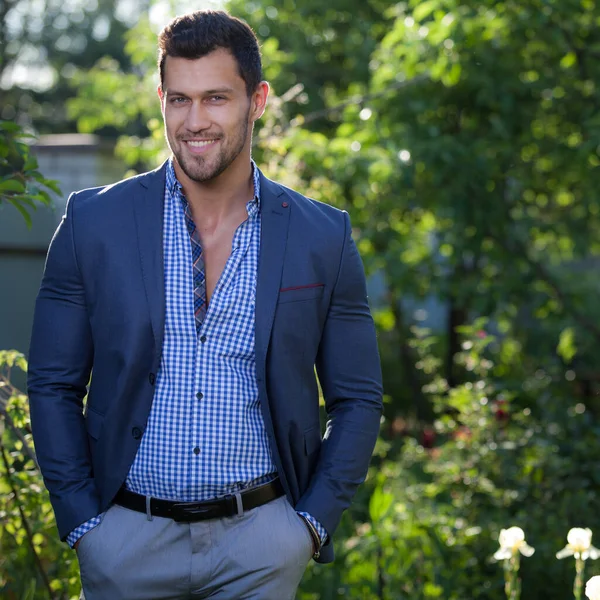 Young elegant handsome man posing outside. — Stock Photo, Image