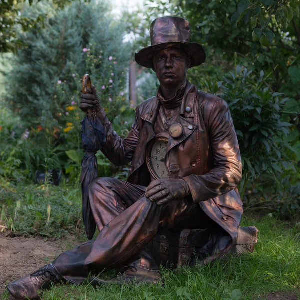 Personaje mágico estilizado de un reparador de reloj de bronce de cuento de hadas . —  Fotos de Stock