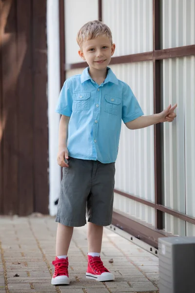 Roztomilý světlovlasý chlapec si hraje venku. — Stock fotografie