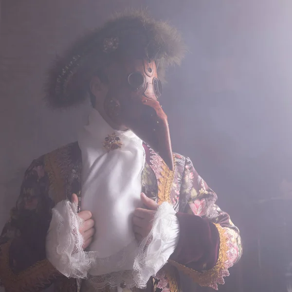 Actores en Steam máscaras punk y trajes antiguos de interior . —  Fotos de Stock