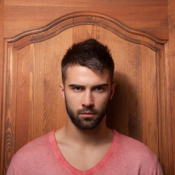 Guapo joven elegante hombre en el interior de la casa . — Foto de Stock