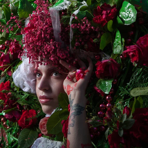 Frauenporträt in Märchenstilisierung, umgeben von natürlichen Blumen. — Stockfoto