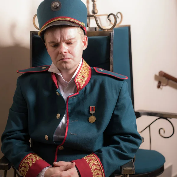 Actor vestido traje histórico en el interior del viejo teatro . — Foto de Stock