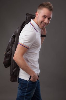 Yakışıklı, genç, zarif bir stüdyo resmi..