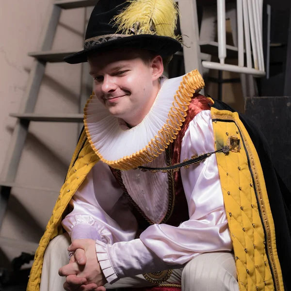 Acteur gekleed historisch kostuum in interieur van oude theater. — Stockfoto