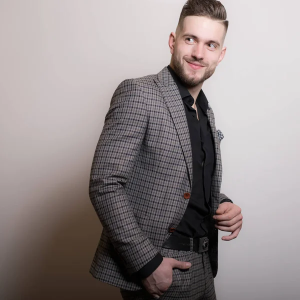 Schöner junger eleganter Mann Studioporträt. — Stockfoto