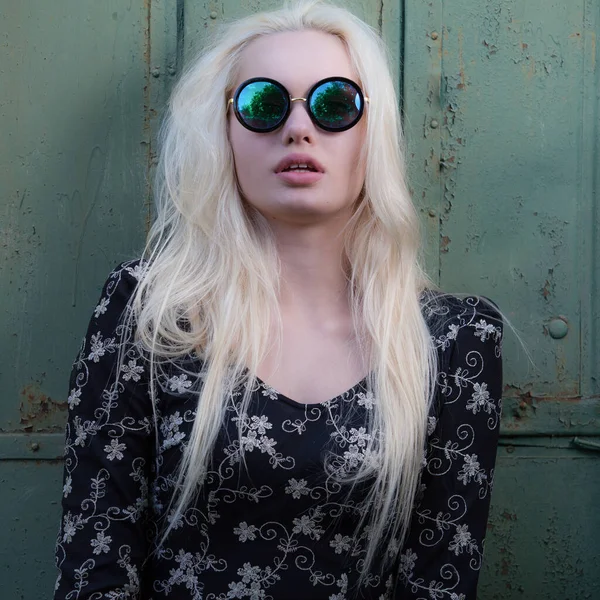 Retrato de una hermosa joven sobre fondo metall . —  Fotos de Stock