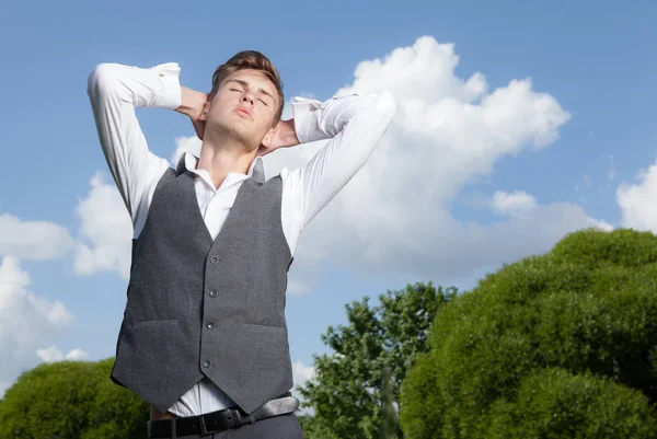 Jovem elegante bonito homem posando fora . — Fotografia de Stock