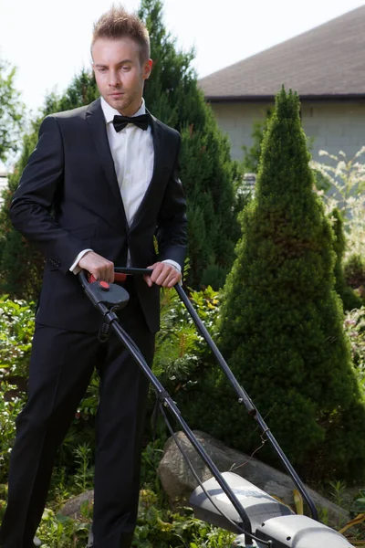 Junge elegante hübsche Mann posiert außerhalb. — Stockfoto