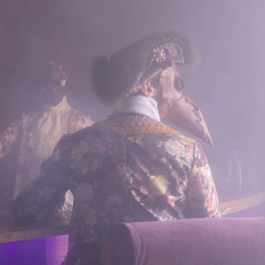 Oyuncular buhar punk maskeleri ve antika kostüm kapalı.