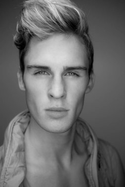 Yakışıklı, genç, zarif bir stüdyo resmi..